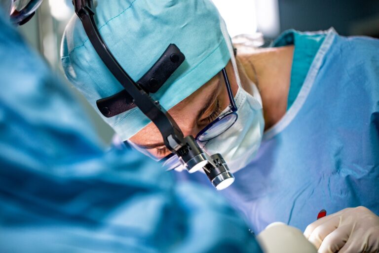 Hautärztin, die eine Operation durchführt.